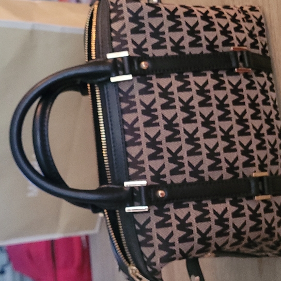 Micheal Kors Monogram Purse for Fall - Picture 6 of 12